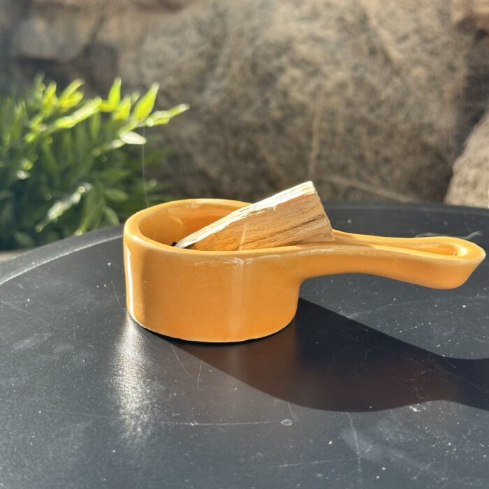 Palo Santo smilkalinė - Oranžinis Šaukštelis natūraliame fone