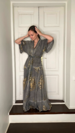 Pilkas kimono su auksiniais raštais