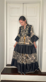 boho stiliaus juoda suknelė su raštais