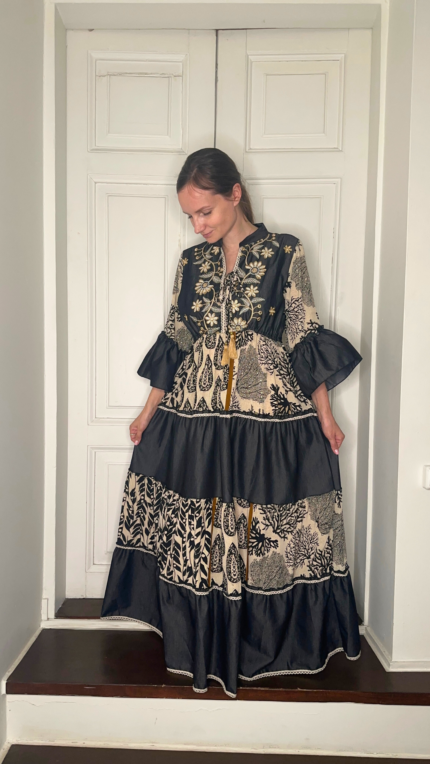 boho stiliaus juoda suknelė su raštais