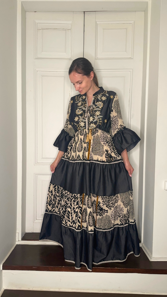 boho stiliaus juoda suknelė su raštais