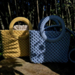 Dangaus spalvos macrame rankinė
