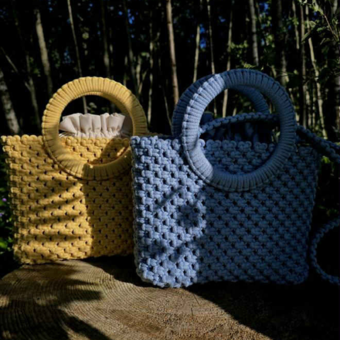 Dangaus spalvos macrame rankinė