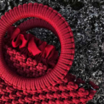 Raudona macrame rankinė