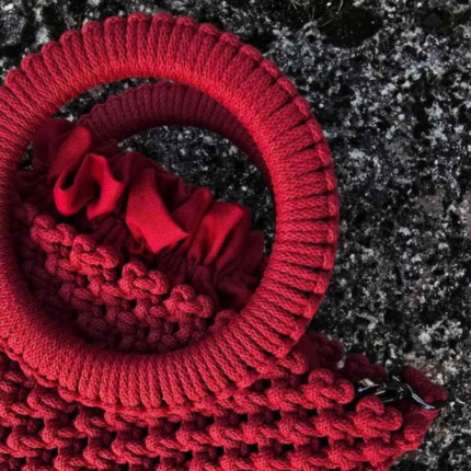 Raudona macrame rankinė