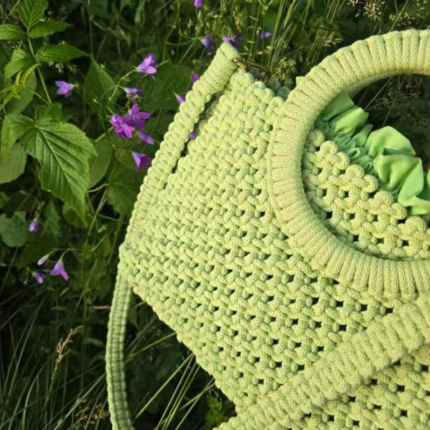 Šviesiai žalios spalvos macrame rankinė