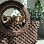 Rudos spalvos macrame rankinė maia iš arti