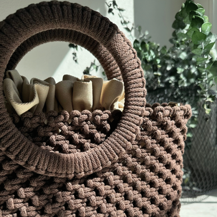 Rudos spalvos macrame rankinė maia iš arti