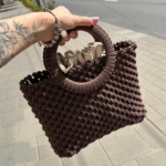 Rudos spalvos macrame rankinė Maia miesto fone