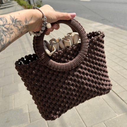 Rudos spalvos macrame rankinė Maia miesto fone