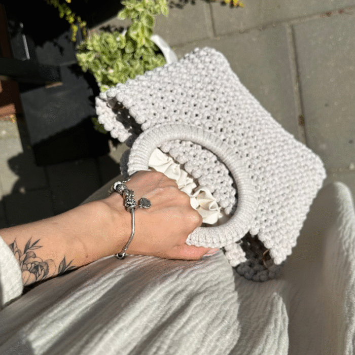 Smėlio spalvos macrame rankinė maia rankoje