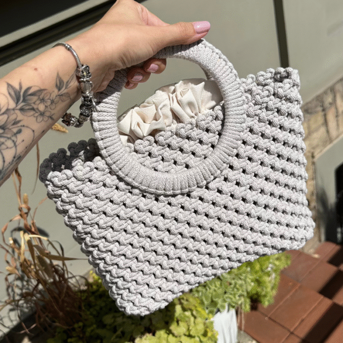 Smėlio spalvos macrame rankinė maia miesto fone