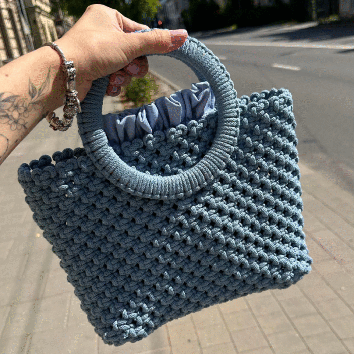 Sodriai mėlynos spalvos macrame rankinė maia miesto aplinkoje