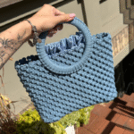 Sodriai mėlynos spalvos macrame rankinė maia miesto aplinkoje