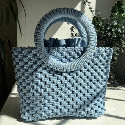 Sodriai mėlynos spalvos macrame rankinė maia saulės šviesoje