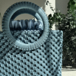 Sodriai mėlynos spalvos macrame rankinė maia iš arti