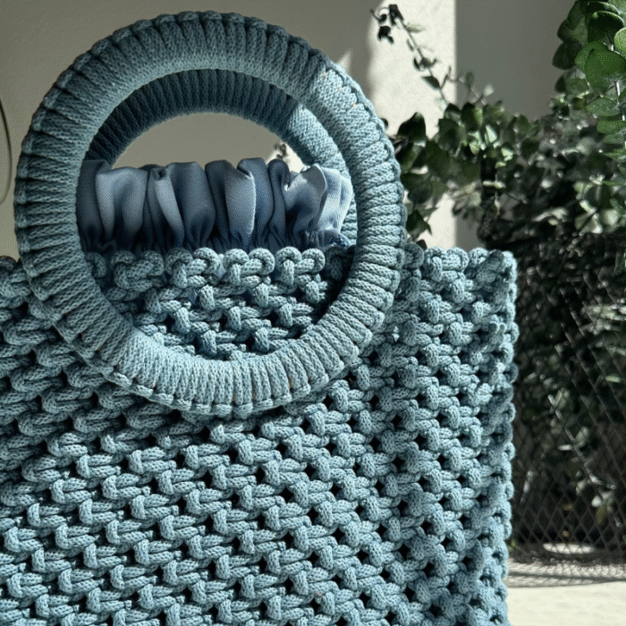 Sodriai mėlynos spalvos macrame rankinė maia iš arti