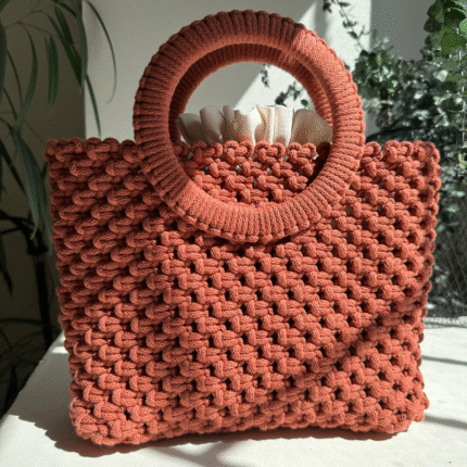 Sodriai oranžinės spalvos macrame rankinė Maia saulės šviesoje