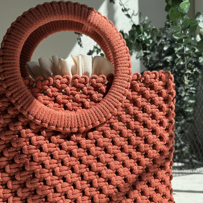 Sodriai oranžinės spalvos macrame rankinė Maia iš arti
