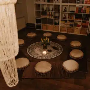 Sėdimos praktikos erdvėje