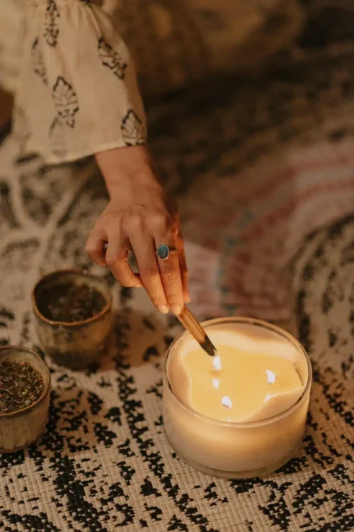 Palo santo uždegamas nuo žvakės