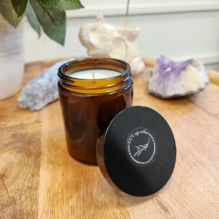 Tvariai atgimusi sojų vaško žvakė