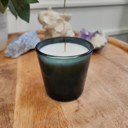 Tvariai atgimusi sojų vaško žvakė