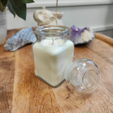 Tvariai atgimusi sojų vaško žvakė