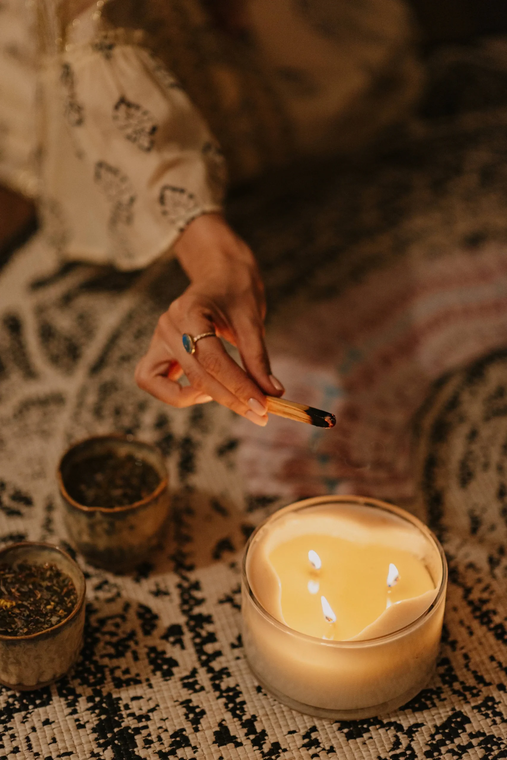 Palo santo ir natūrali sojų vaško žvakė meditacijos atmosferai