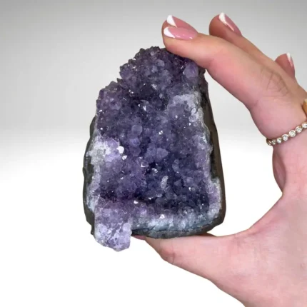 Ametisto drūza su lygiu pagrindu