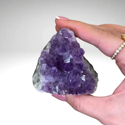 Ametisto drūza su lygiu pagrindu