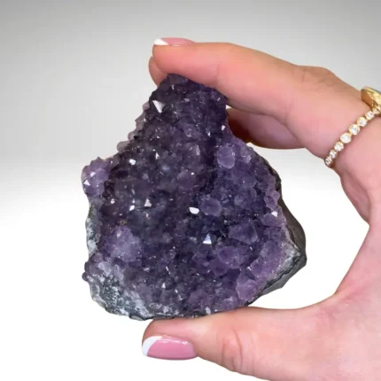 Ametisto drūza su lygiu pagrindu