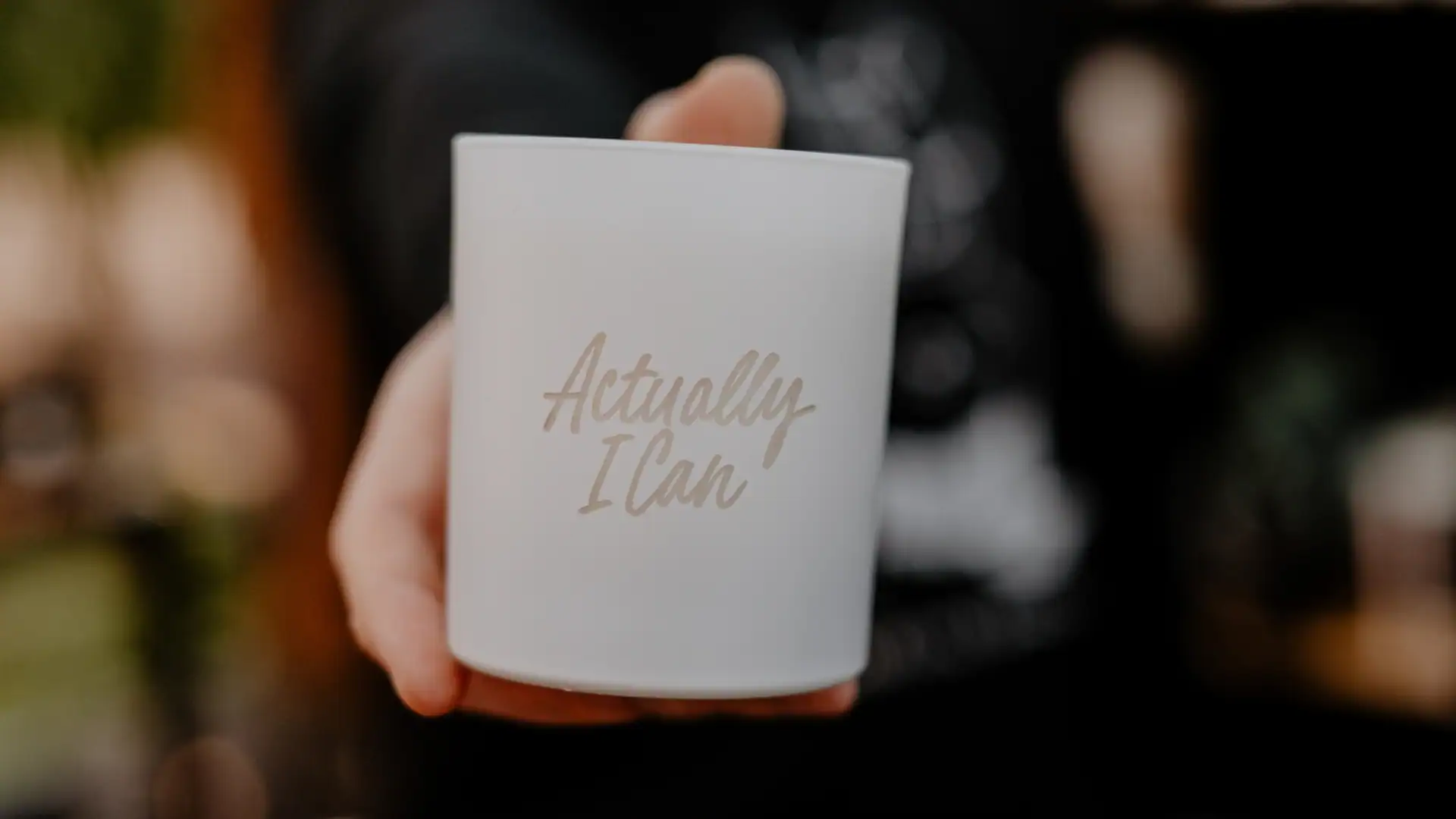 Kvepianti žvakė stikliniame indelyje